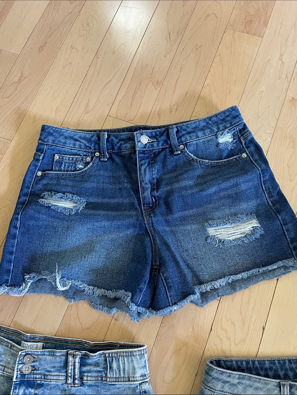 NWT Time & Tru Denim Distressed Women’s Shorts - Blue Wash size 8-10 - Picture 4 of 4